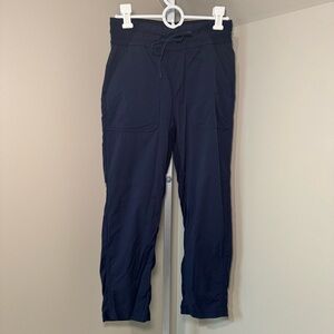 Lululemon Beyond‎ the Studio Crop *Swift Fabric Size 4 True Navy